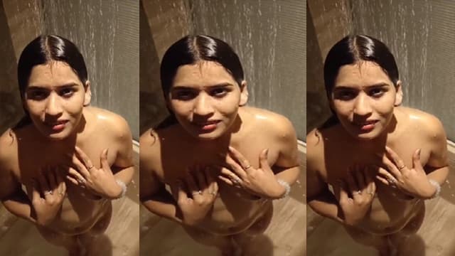 Desi GF Sucking Dick Bathing Video